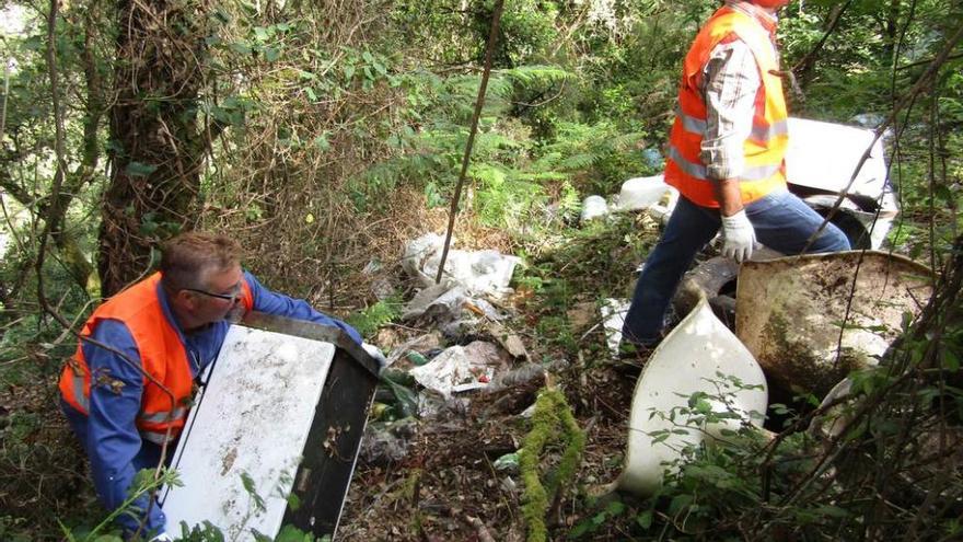 Pesoz elimina un vertedero en la senda del molino de Pelorde