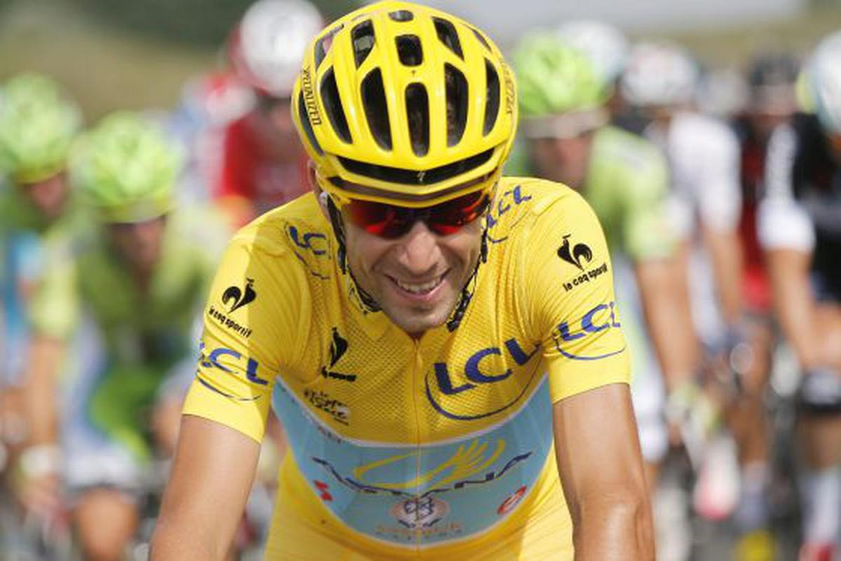 Vincenzo Nibali, de amarillo, en el Tour de 2014.