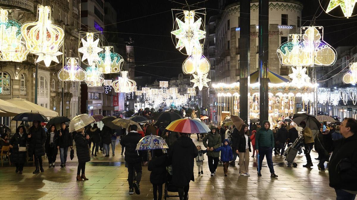 Paraguas abiertos y cerrados en el centro de Vigo