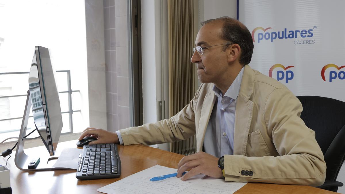 El futuro alcalde de Cáceres, Rafa Mateos, ayer en la sede del PP, en la calle San Pedro de Alcántara.