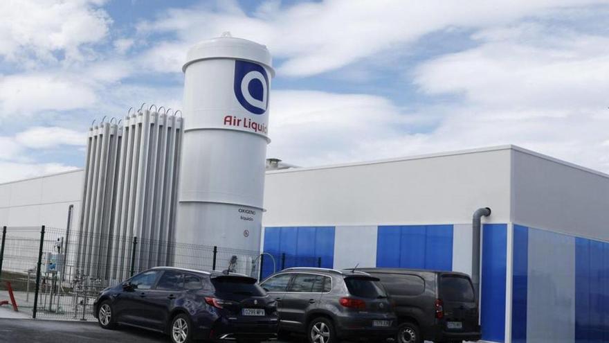 Parte de las instalaciones actuales de la piscifactoría de Aquacría La Figal (Sea Eight) en la explanada de La Figar, en el puerto de El Musel. | ÁNGEL GONZÁLEZ