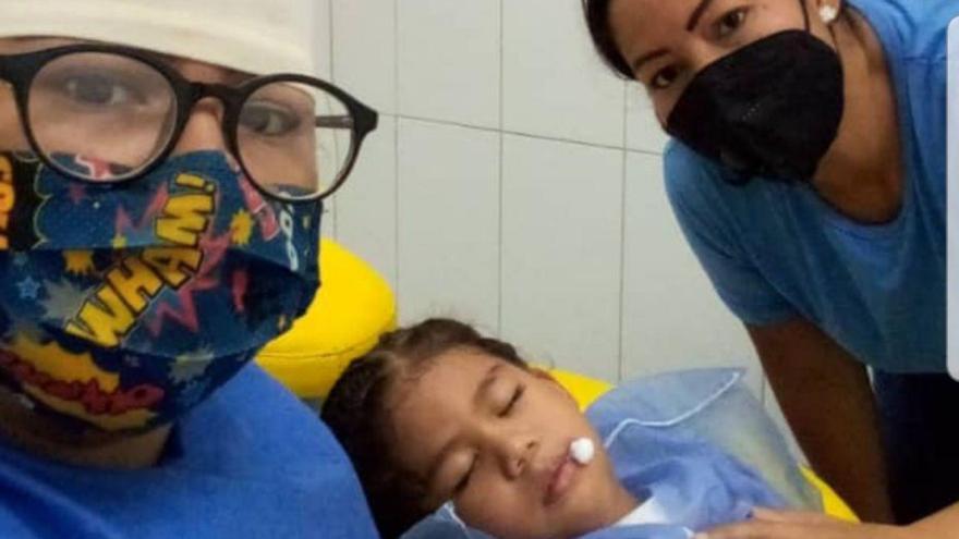 Una nena rep un tractament en la clínica Virgen de Queralt | ARXIU PARTICULAR