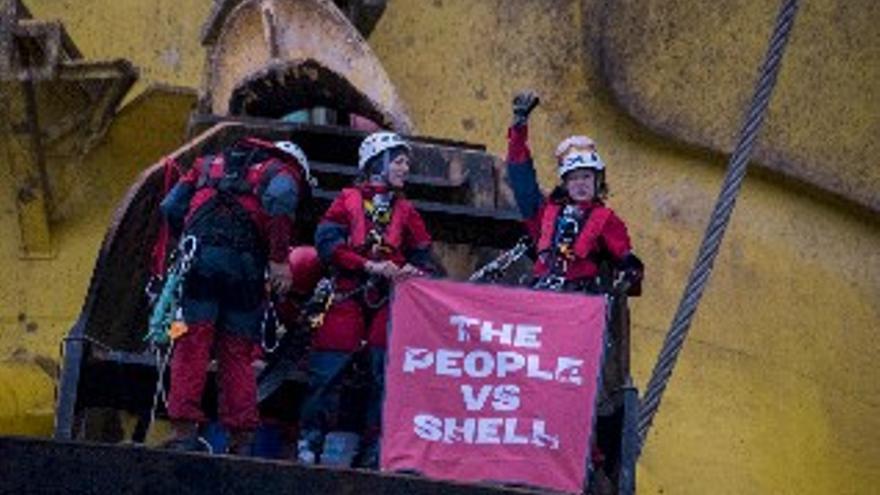 Activistas de Greenpeace asaltan una plataforma petrolífera