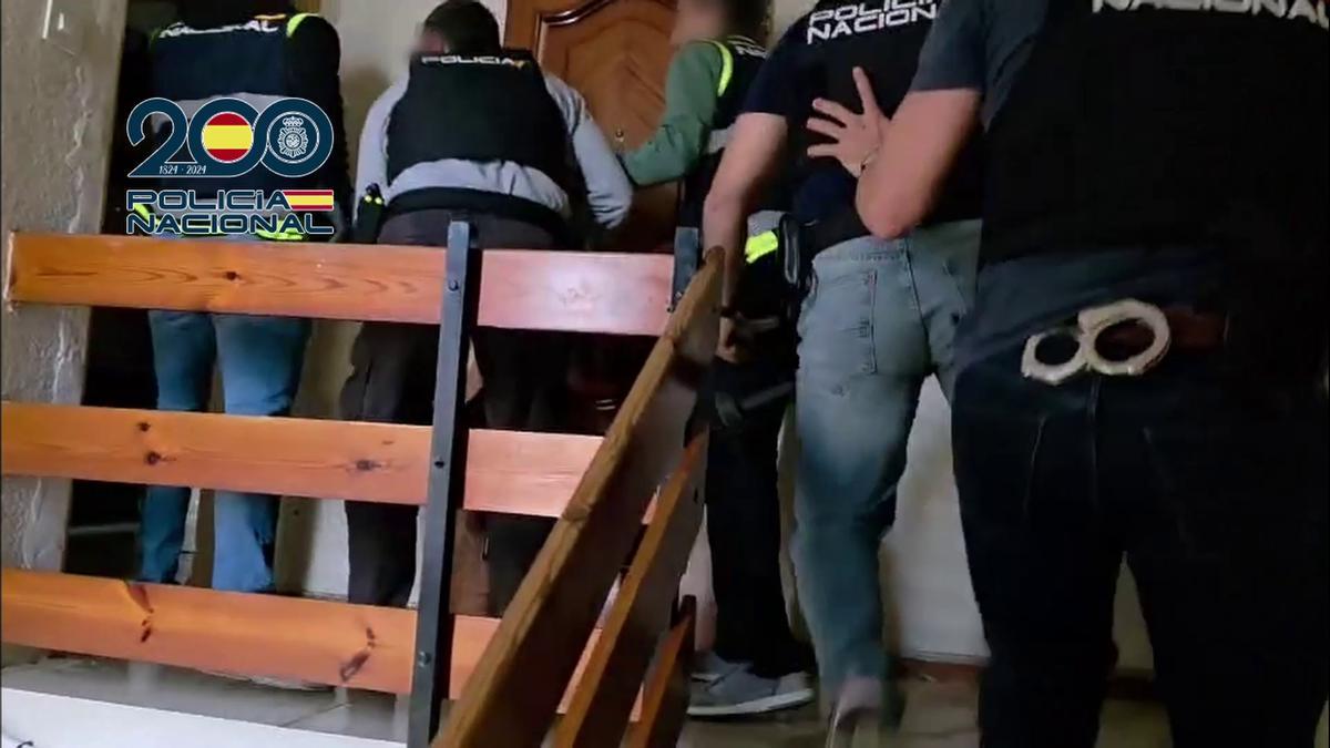 Así fue la entrada policial en la casa de Elda que fue registrada.