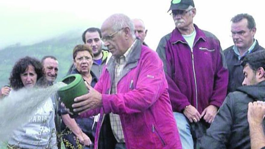 Un primo de Manolín el de Llorío arroja las cenizas del maquis fallecido en las inmediaciones de la cueva de El Rapusu.