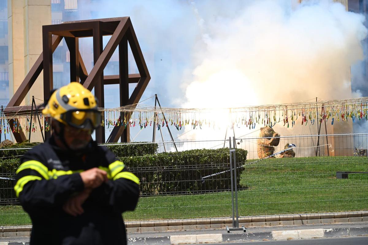 La última mascletà antes del inicio de las Hogueras, en imágenes