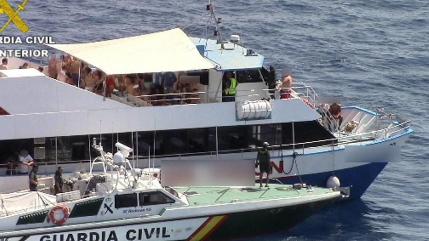 La Guardia Civil inspecciona un ´party boat´ en alta mar.