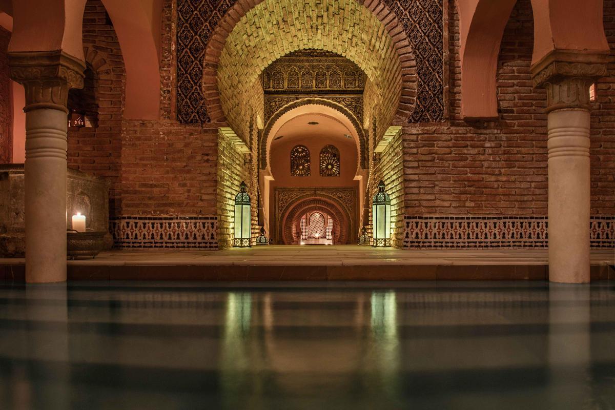 Granada ofrece numerosos encantos como los baños y masajes en sus hammam.