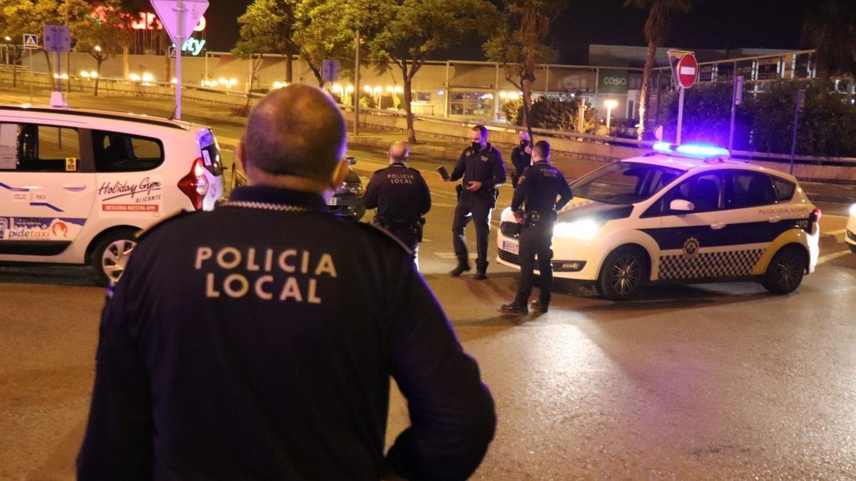 Siguen las fiestas y los botellones en la noche alicantina pese al toque de  queda - Información