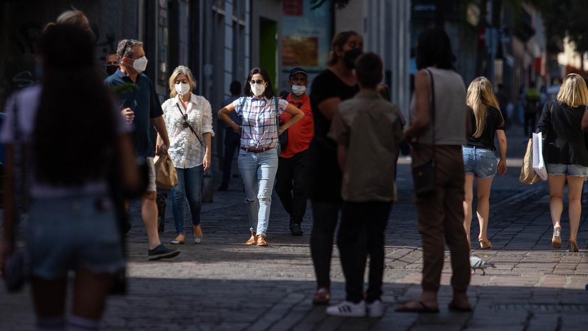 Varias personas con mascarilla por Santa Cruz de Tenerife