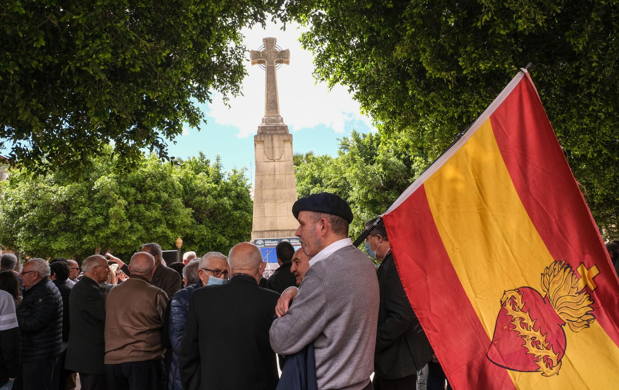 Manifestación en defensa de la cruz de Germanías en Elche