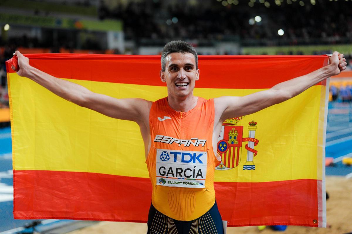 Mariano García, con la bandera de España tras ganar el Campeonato del Mundo de atletismo