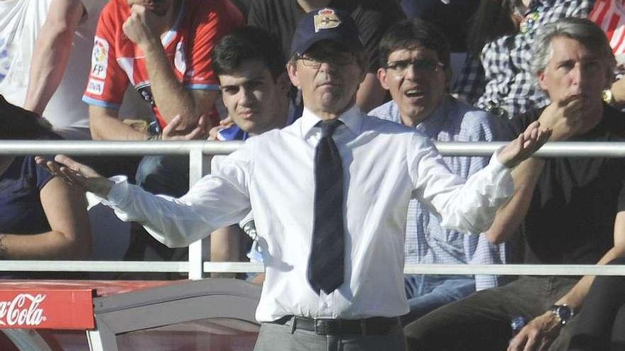 Fernando Vázquez, durante el partido de ayer contra el Lugo. / carlos pardellas