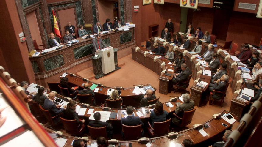 La Asamblea Regional aprobó la Ley de Presupuestos Generales de la Comunidad para 2016, después de dos meses de                    tramitación y tras un tenso debate de cerca de cinco horas.