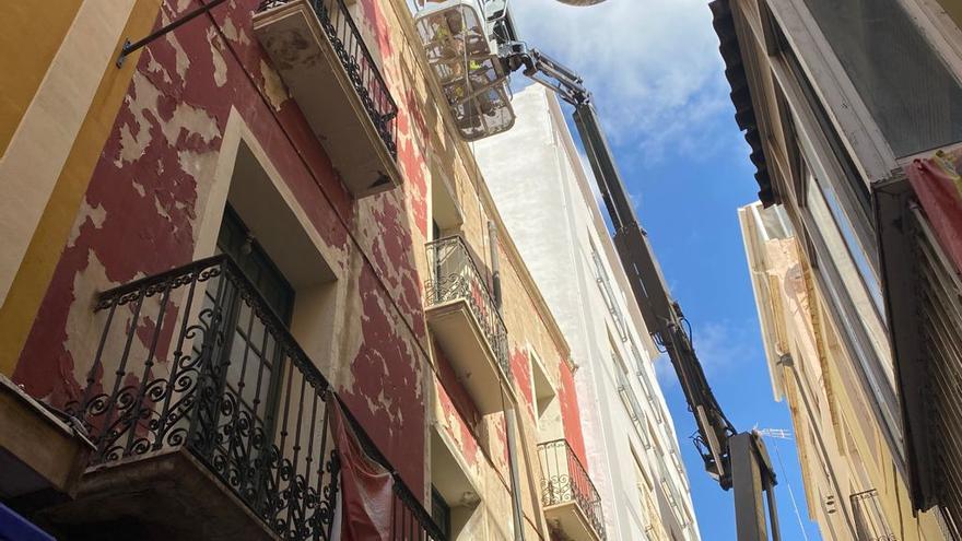 La grúa frente al edificio