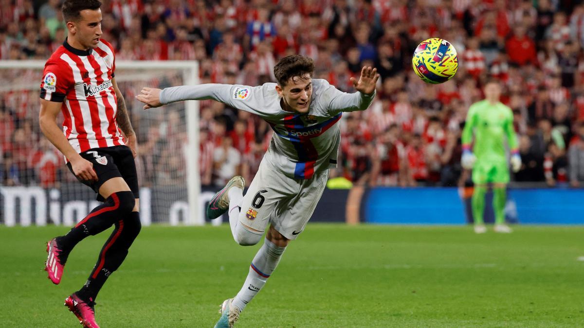 Gavi pelea por un balón ante Belenguer en el Athletic-Barça en San Mamés.