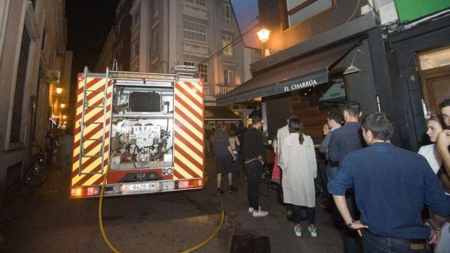 Los bomberos, ante el local en el que ocurrió el siniestro.