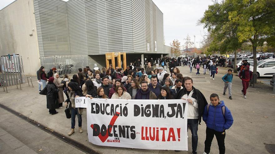 Els docents de l’institut Vallvera de Salt diuen «prou a l'abandonament del Departament d'Educació»: «Salt no és Pedralbes»