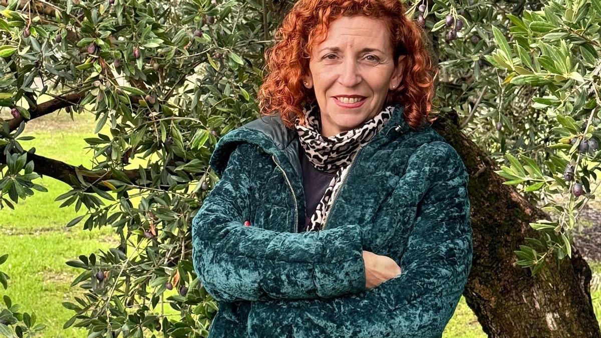 Nuria Yáñez posa en una finca de olivar tradicional de la Subbética.