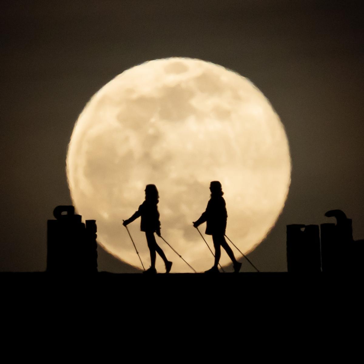 Luna llena desde el Turó de Can Mates, en Sant Cugat del Vallés.