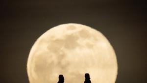 Luna llena desde el Turó de Can Mates, en Sant Cugat del Vallés.