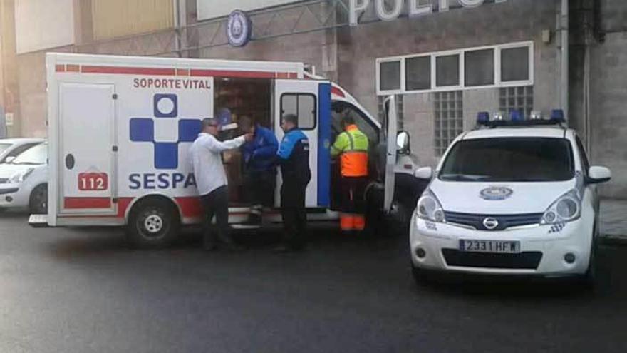 Antonio S. M., de blanco, hablando con un agente de Policía y con un médico, ayer, delante de Jefatura.