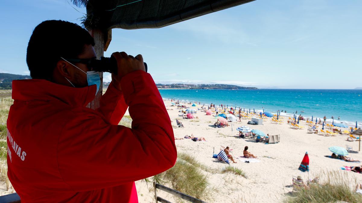 Socorristas en la playa de A Lanzada, el verano pasado.