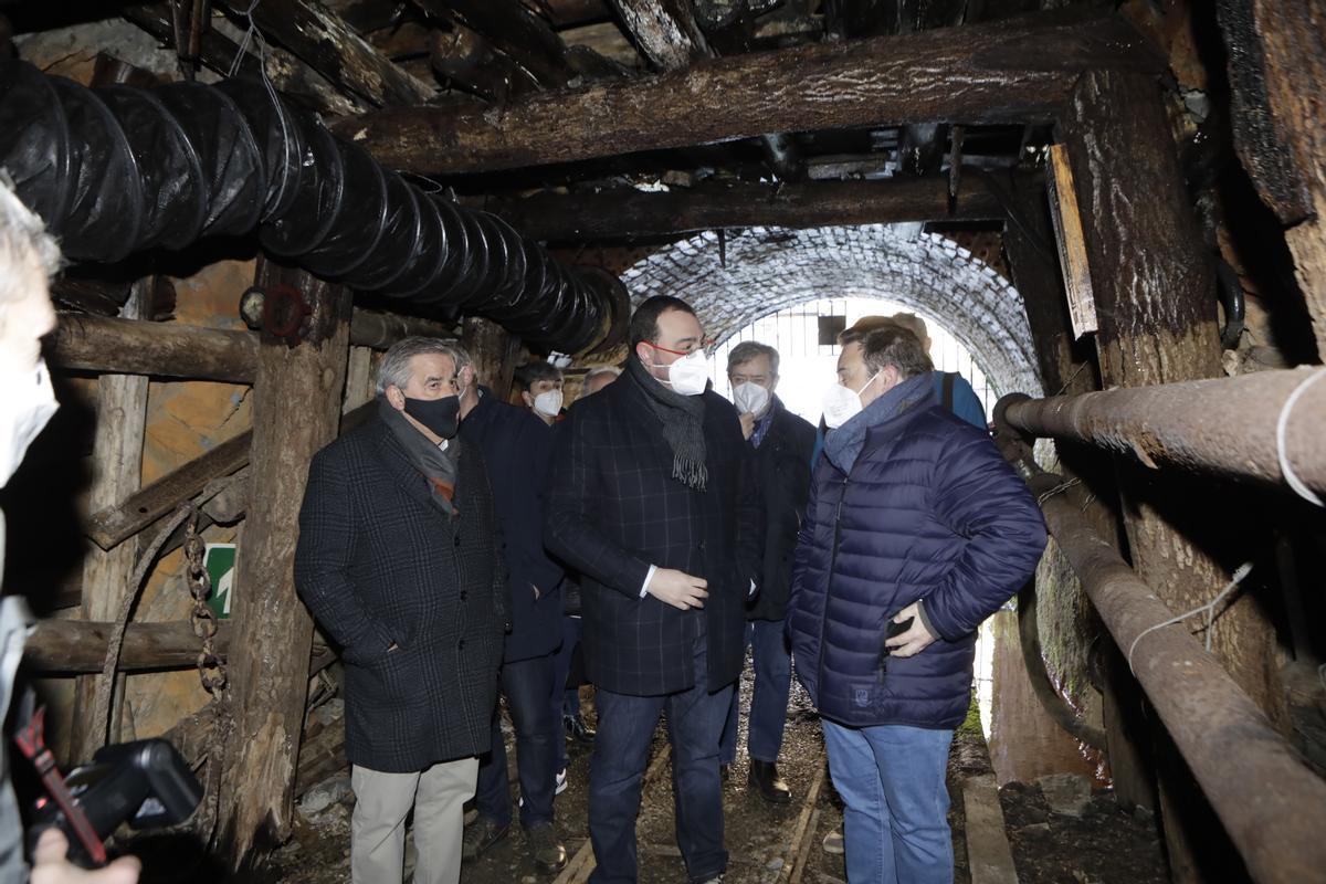 La visita de Adrián Barbón a la exposición de McCall