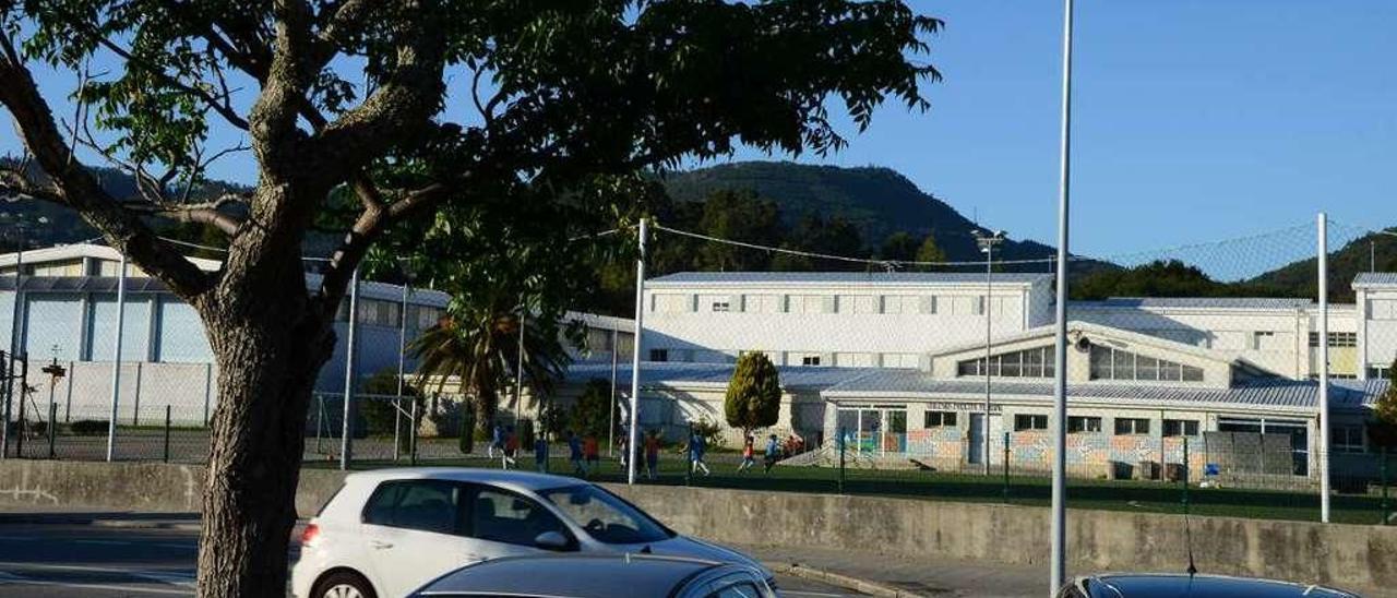 Vista de la fachada del colegio de Reibón desde la avenida da Xunqueira. // Gonzalo Núñez