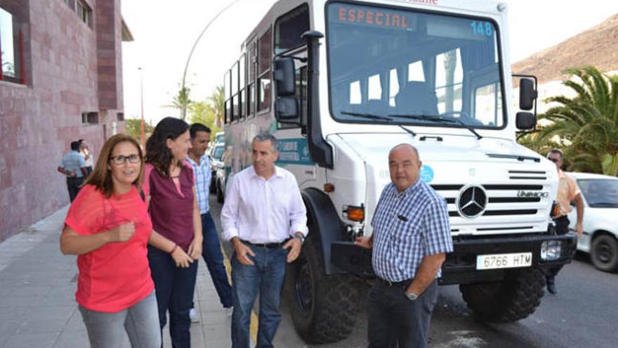 De izda a dcha., Saavedra, Évora, Cabrera y Díaz, junto a la guagua. | lp / dlp