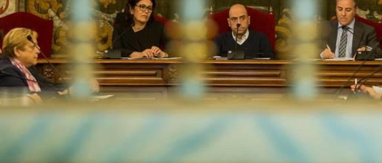 La edil de Comercio, Gloria Vara, junto al alcalde, Gabriel Echávarri, en el Consejo de Comercio.