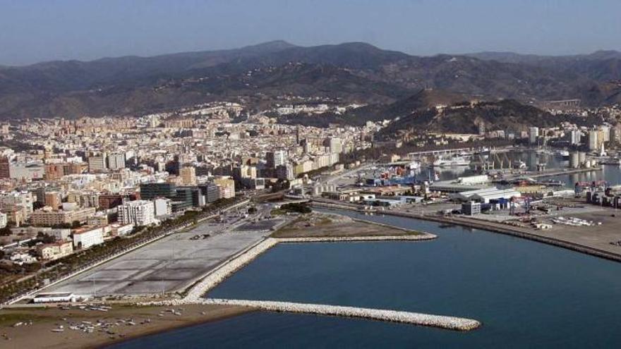 Vista del recinto portuario en la que se aprecia, en la parte superior izquierda, la parcela.