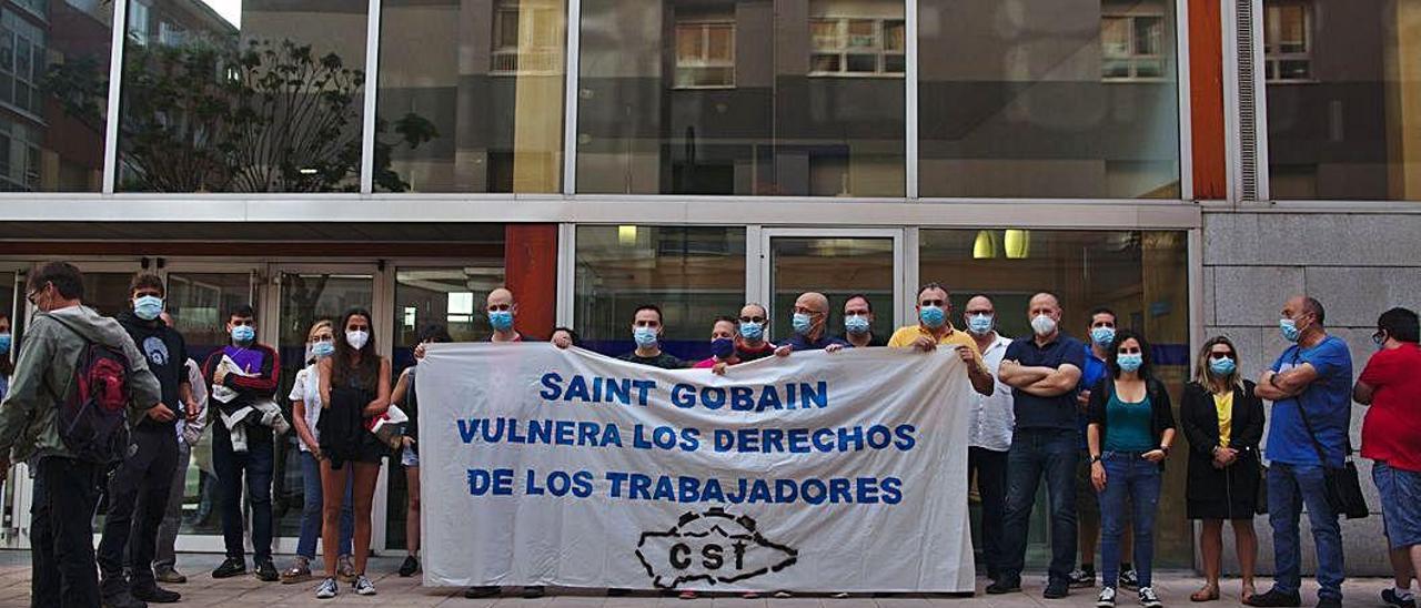 Concentración en apoyo del delegado sindical de la CSI de Saint-Gobain.