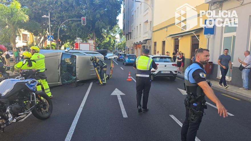 Un grave accidente con un vehículo volcado colapsa el tráfico en las Ramblas de Santa Cruz de Tenerife