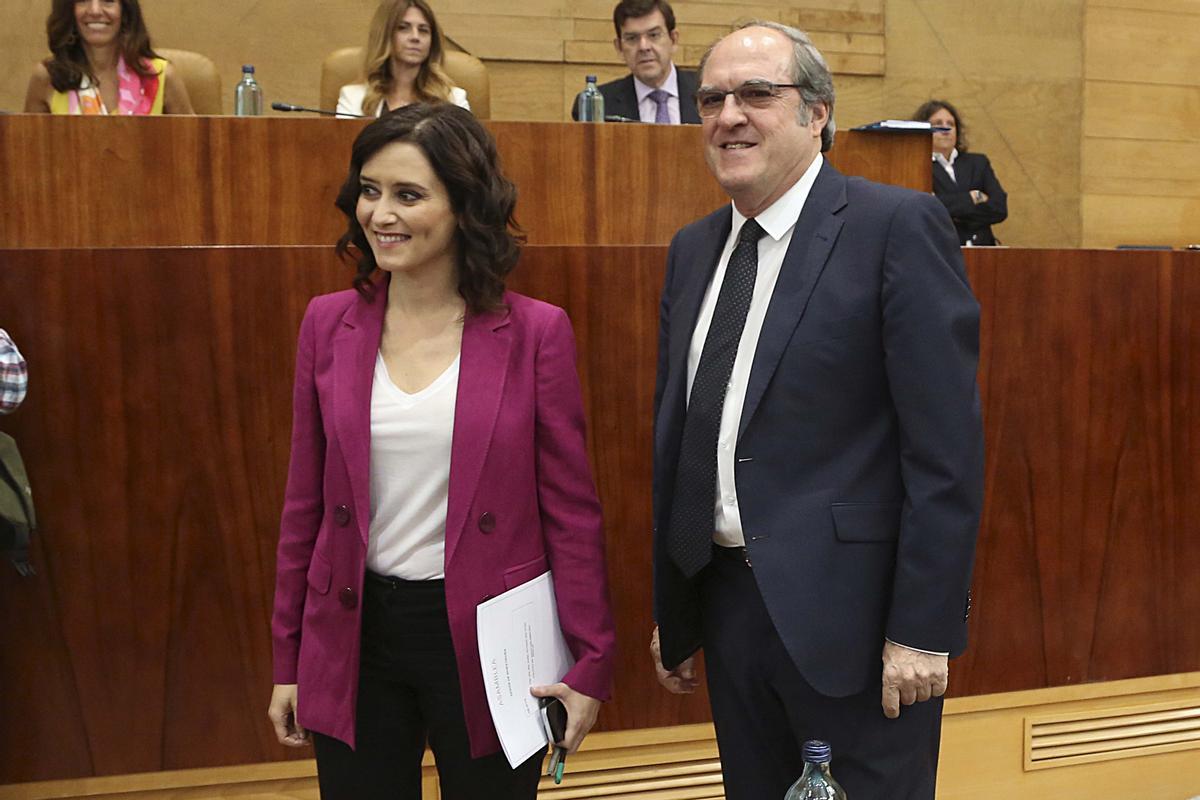 Isabel Díaz Ayuso (PP) y Ángel Gabilondo (PSOE), en julio de 2019, en la sesión de investidura. 