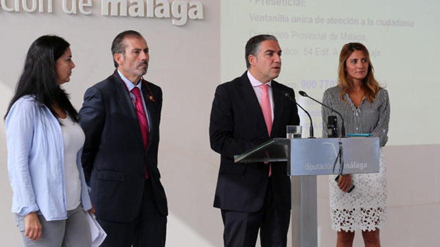 Elías Bendodo, en su intervención, junto a Francisco Javier Lara, Rosa Galindo y Ana Mata.