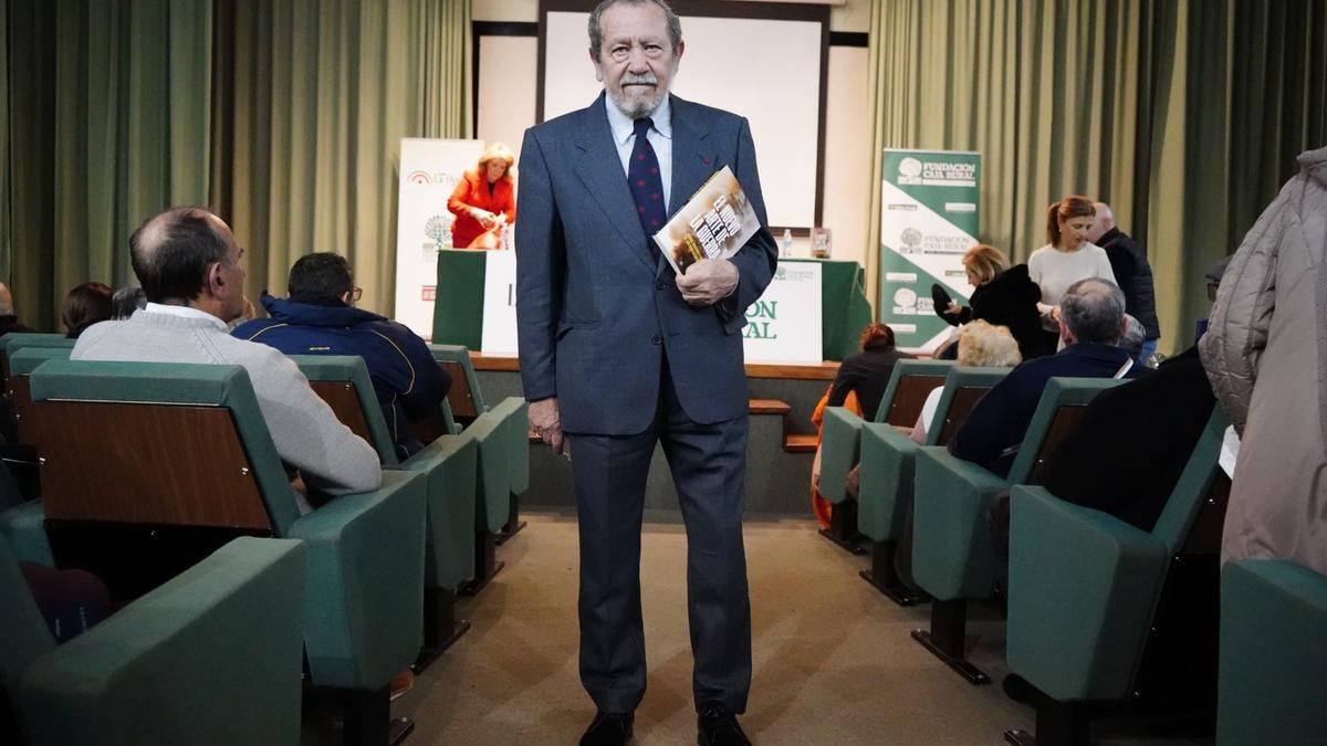 El general de división retirado, Rafael Dávila, con su libro en el Colegio Universitario.