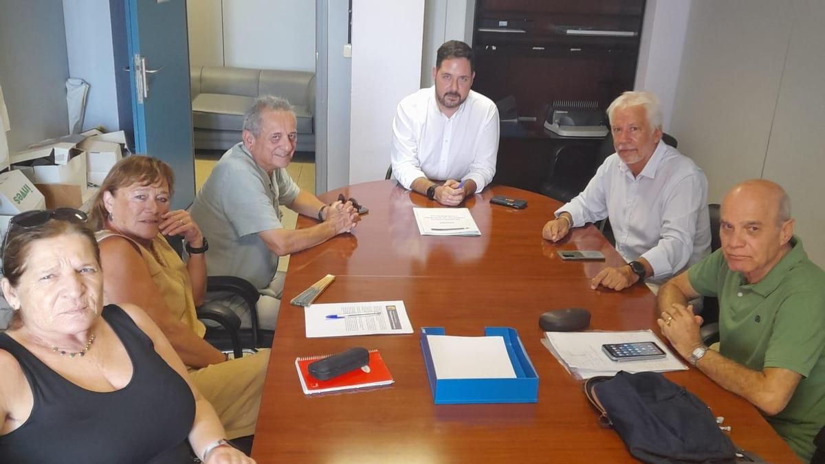 Los miembros de la asociación vecinal junto al concejal de Seguridad, Josué Íñiguez.