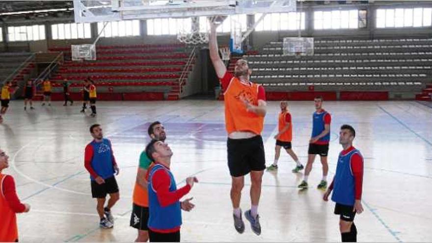 Els jugadors del Girona també mostren bones maneres jugant a bàsquet