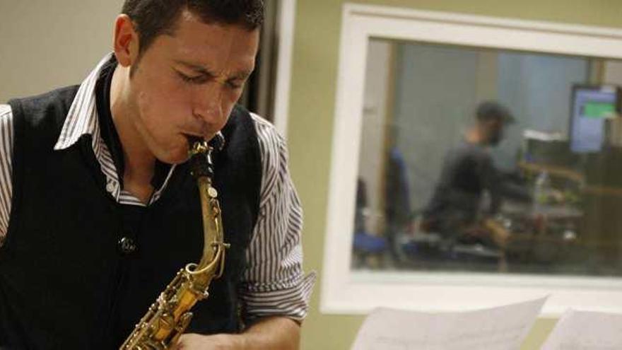 Una imagen del saxofonista malagueño en el estudio de grabación.