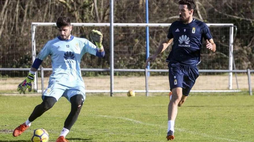 Juan Carlos golpea el balón en presencia de Toché.