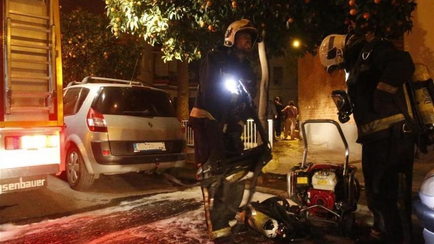 Arden dos vehículos de madrugada en el Camino Viejo de Almodóvar