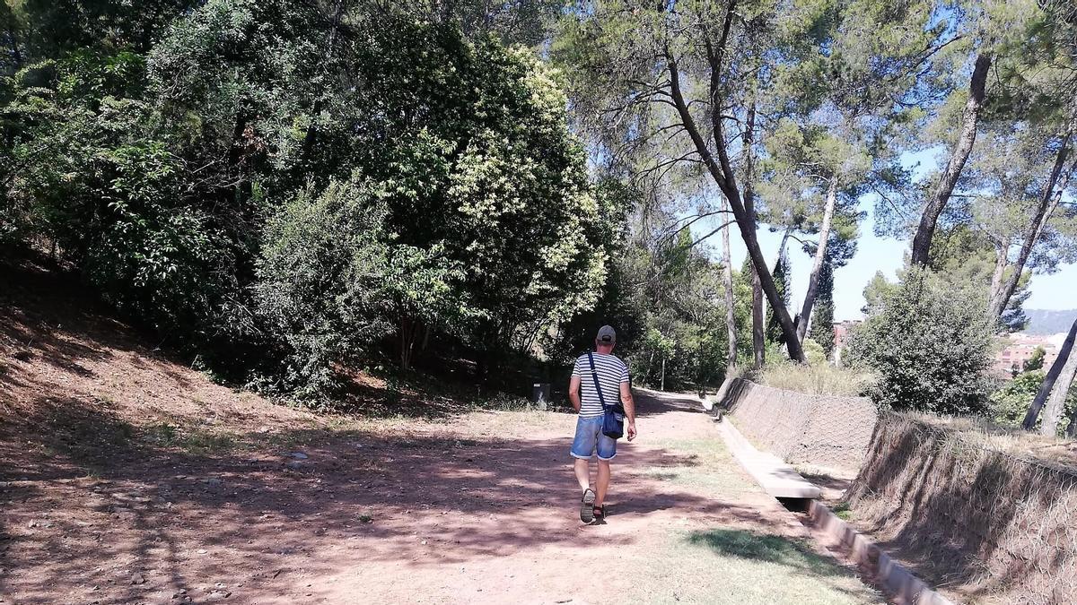 Un vianant passejant per un dels camins d’accés al parc de Puigterrà