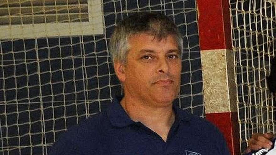 José Manuel Chan, técnico del equipo juvenil del Cisne. // Rafa Vázquez