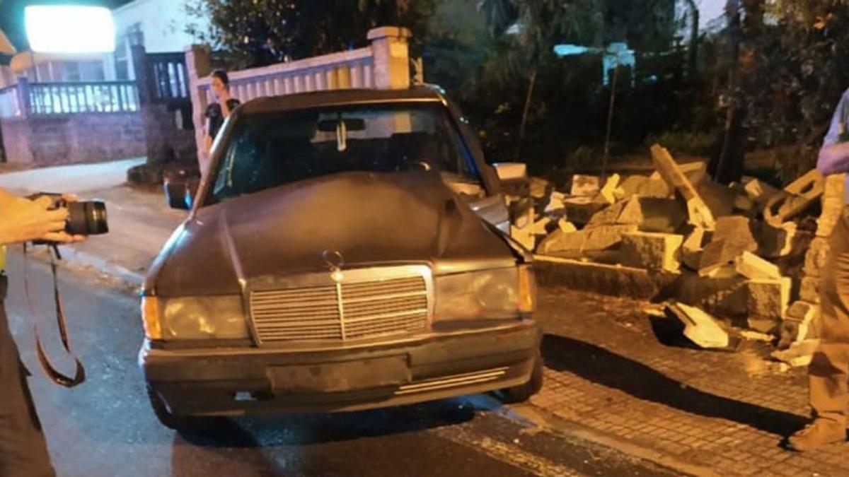 El vehículo, un Mercedes de finales de siglo, quedó muy dañado.