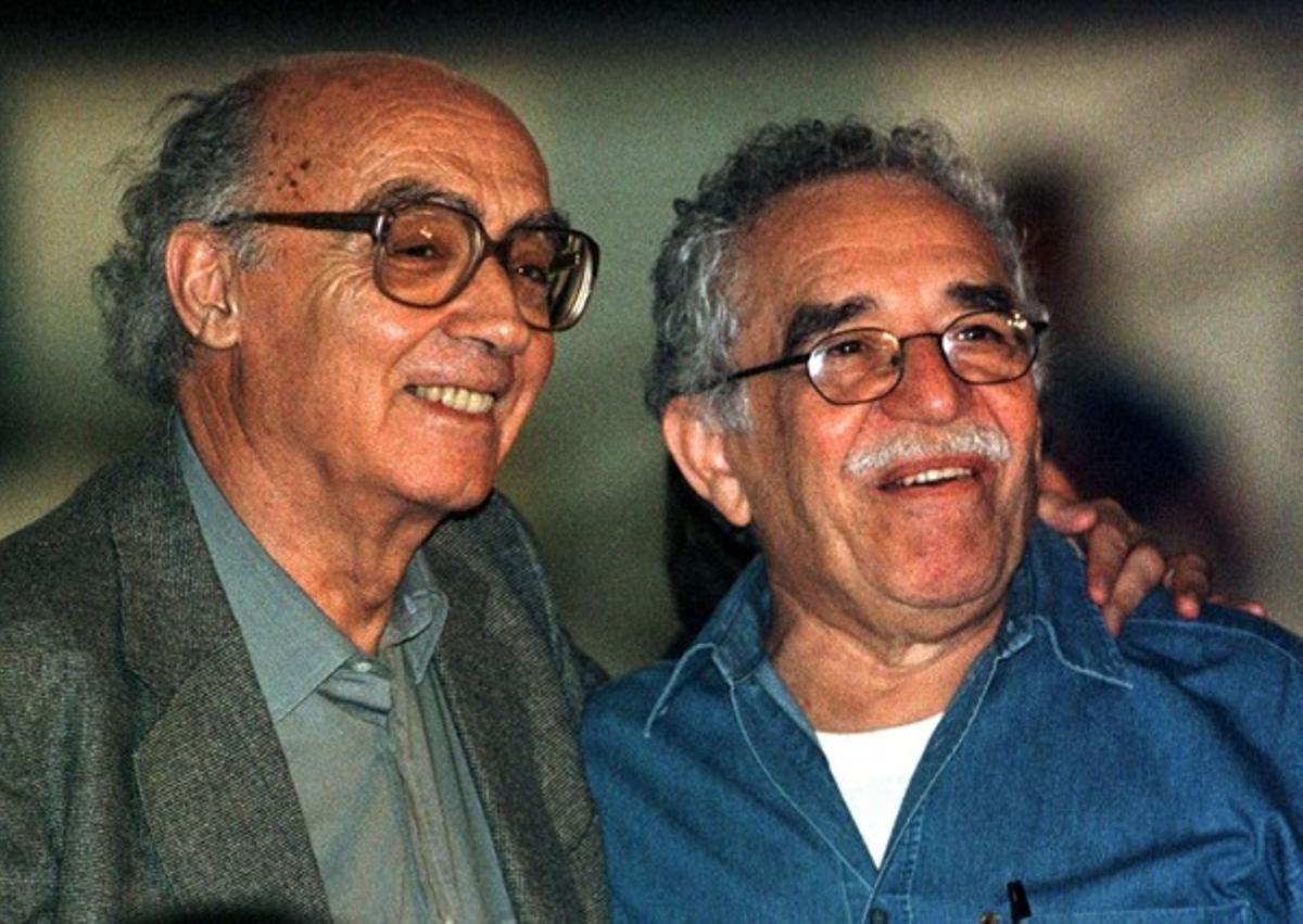 Dos premios Nobel de Literatura, José Saramago (izquierda) y Gabriel García Márquez, en la celebración del 40º aniversario de la revolución de 1959 en Santiago de Cuba.