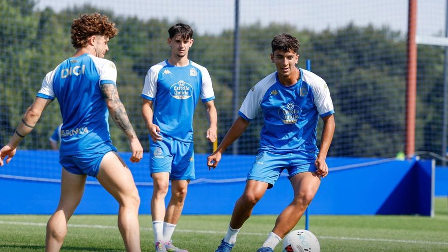 Samu Fernández, ante Mario Soriano; al fondo, Patiño