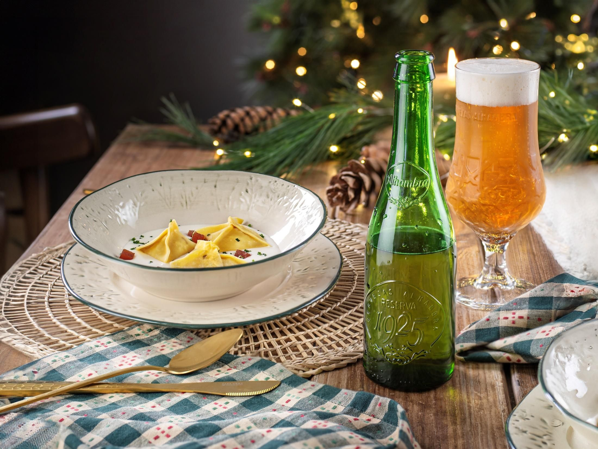 Alhambra Reserva 1925 potencia el sabor de muchos platos, como los de pasta. Estos raviolis rellenos de pollo y membrillo con salsa Idiazábal, por ejemplo, son fáciles de preparar y te ayudarán a triunfar.