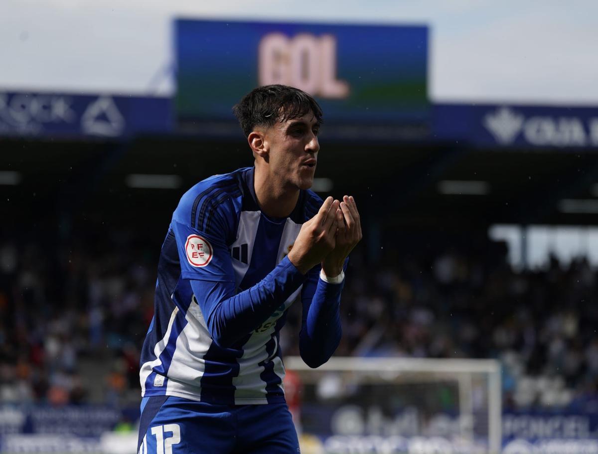 Pau Ferrer dedica un gol logrado con la Ponferradina.