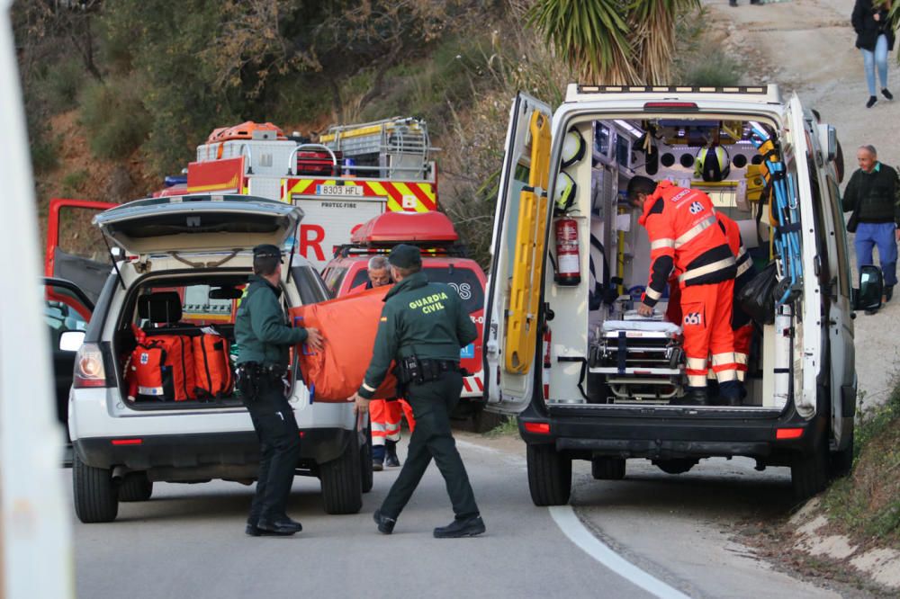 Dispositivo de rescate para el niño de dos años que ha caído por un pozo de 150 metros en Totalán.